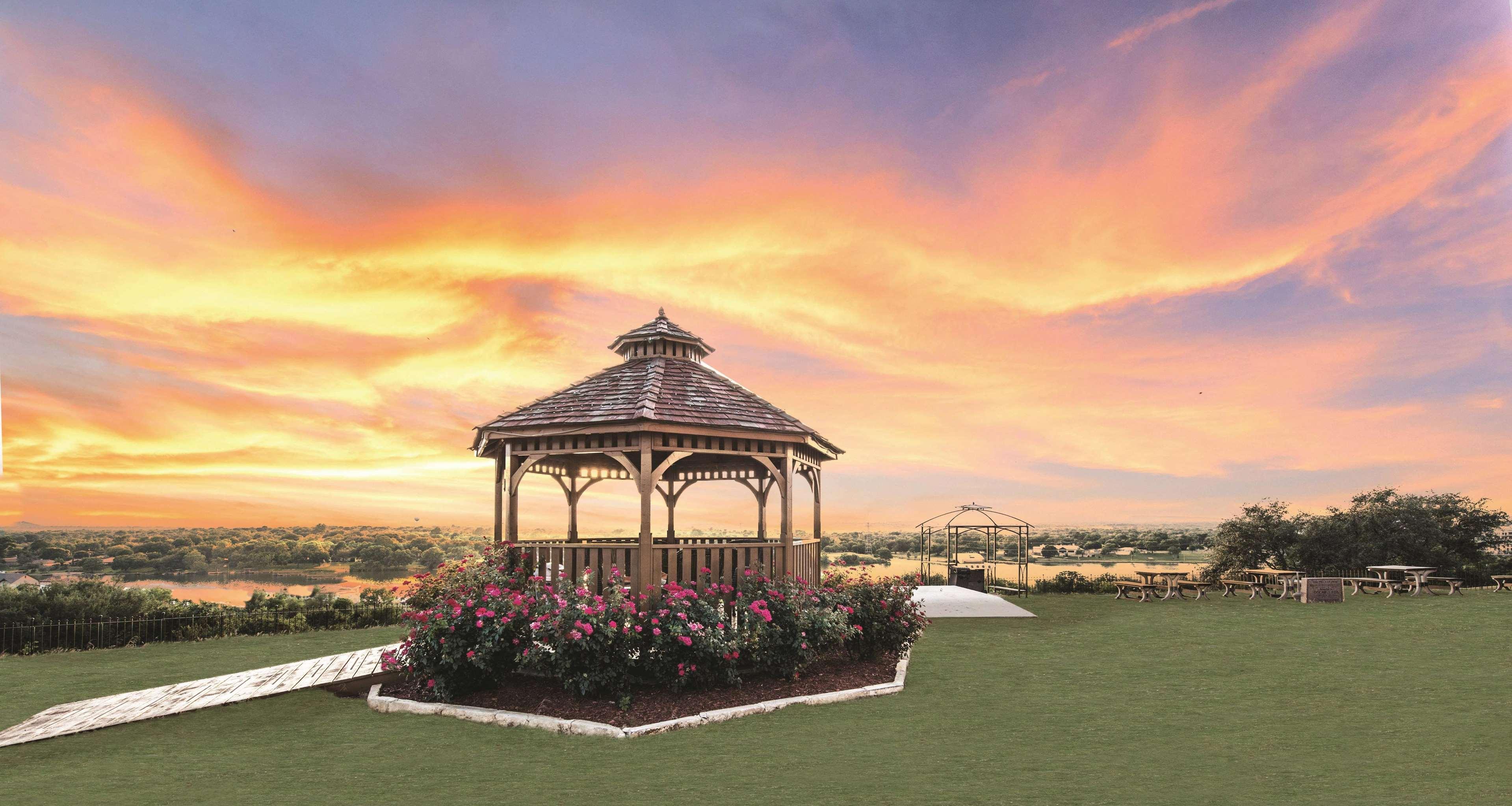 La Quinta By Wyndham Marble Falls Hotel Exterior photo