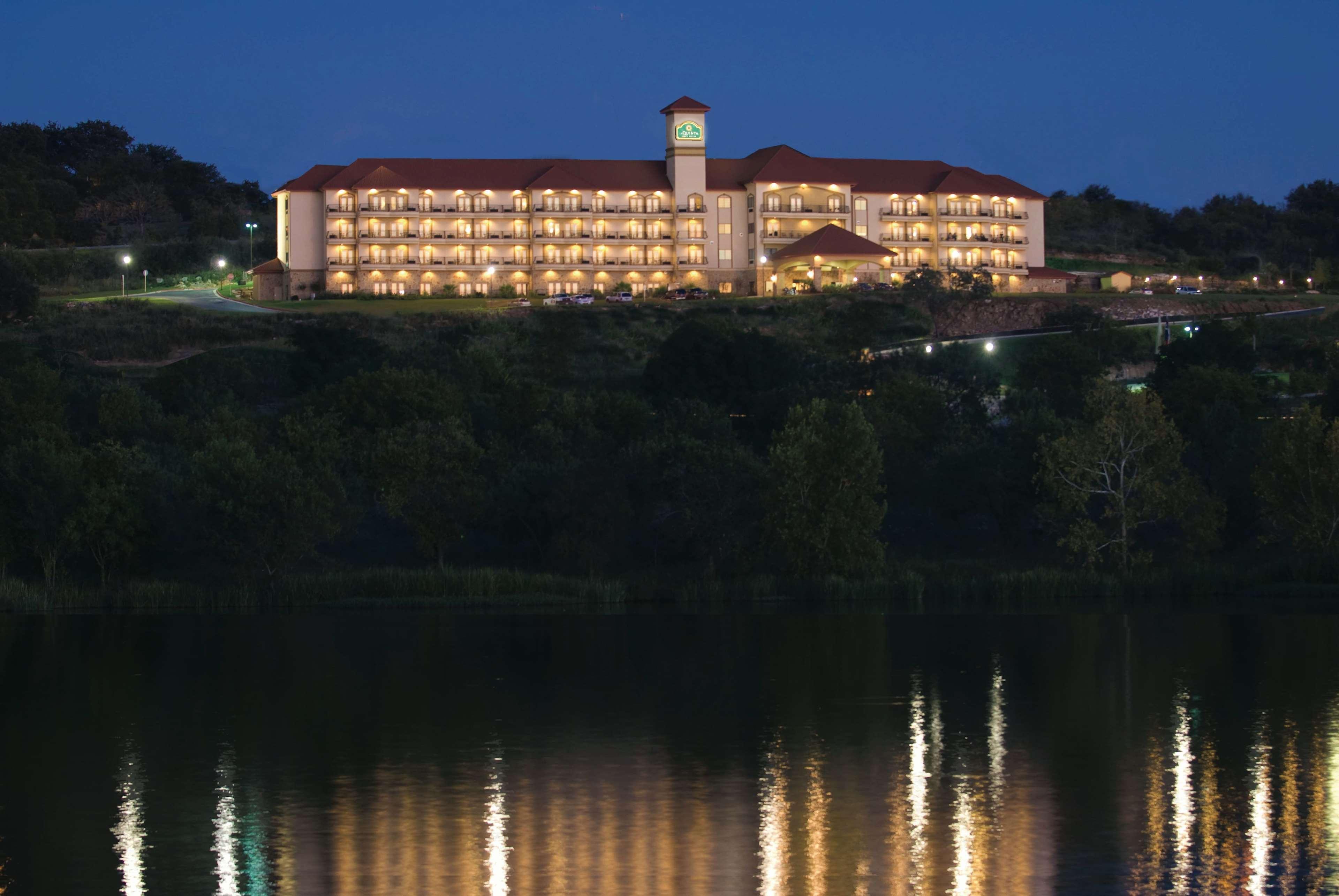 La Quinta By Wyndham Marble Falls Hotel Exterior photo